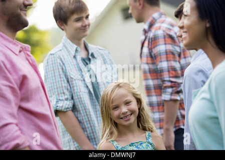 Gruppe von Menschen-Erwachsene und Jugendliche-Sommer-Party. Stockfoto