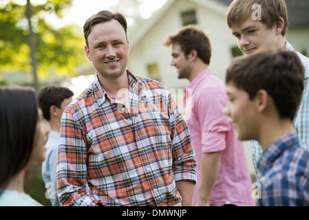 Gruppe von Menschen-Erwachsene und Jugendliche-Sommer-Party. Stockfoto