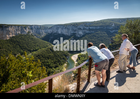 Touristen in der Ardeche-Schlucht hinunter zum Fluss, Südfrankreich, Europa suchen. Stockfoto