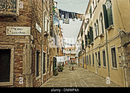 Wäsche hängen in einer engen Straße in Venedig, Italien Stockfoto
