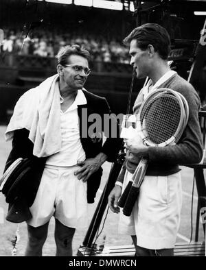 25. Juni 1953 - London, England, Vereinigtes Königreich - Tennis Stars JAROSLAV DROBNY und BUDGE PATTY im Chat nach ein Marathon match in Wimbledon, spielten sie für 4,5 Stunden. (Kredit-Bild: © KEYSTONE Bilder USA/ZUMAPRESS.com) Stockfoto