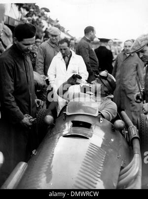 18. Juli 1953; Silverstone, Großbritannien; Italienische ALBERTO ASCARI in seinem Ferrari gewann heute Nachmittag den britischen R.A.C. Grand Prix in Silverstone. Das Bild zeigt Ascari mit einem Willkommens-Drink nach seinem großen Sieg heute Nachmittag. (Kredit-Bild: © KEYSTONE USA Bilder) Stockfoto