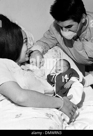 5. August 1968 besucht - Cincinnati, Ohio, USA - PETE ROSE Frau KAROLYN ROSE und Neugeborenen Sohn PETE ROSE Jr. in ihrem Krankenzimmer Cincinnati. Pete Rose erhielt einer der Major League Baseball versierter und umstrittene Spieler den Spitznamen "Charlie Hustle" früh in seiner beruflichen Laufbahn als Spieler bei den Cincinnati Reds. Während seine 24-jährige Major League Karriere er Stockfoto