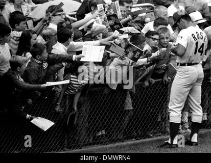 5. August 1968 - Cincinnati, Ohio, USA - einer der Major League Baseball versierter und umstrittene Spieler bekam PETE ROSE den Spitznamen "Charlie Hustle" früh in seiner beruflichen Laufbahn als Spieler bei den Cincinnati Reds. Während seine 24-jährige Hauptliga-Karriere, die er spielen würde schaffen fünf verschiedene Feldpositionen für drei verschiedene Teams, den Rekord für die meisten c Stockfoto