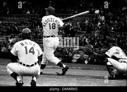 5. August 1968 - Cincinnati, Ohio, USA - einer der Major League Baseball versierter und umstrittene Spieler bekam PETE ROSE den Spitznamen "Charlie Hustle" früh in seiner beruflichen Laufbahn als Spieler bei den Cincinnati Reds. Während seine 24-jährige Hauptliga-Karriere, die er spielen würde schaffen fünf verschiedene Feldpositionen für drei verschiedene Teams, den Rekord für die meisten c Stockfoto