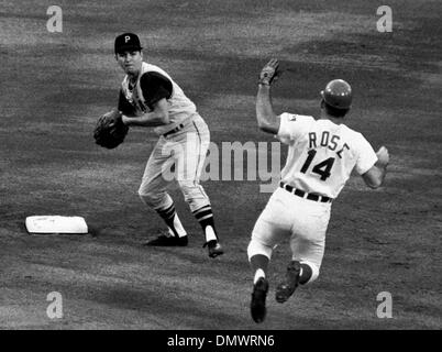 5. August 1969 - Cincinnati, Ohio, USA - einer der Major League Baseball versierter und umstrittene Spieler bekam PETE ROSE den Spitznamen "Charlie Hustle" früh in seiner beruflichen Laufbahn als Spieler bei den Cincinnati Reds. Während seine 24-jährige Hauptliga-Karriere, die er spielen würde schaffen fünf verschiedene Feldpositionen für drei verschiedene Teams, den Rekord für die meisten c Stockfoto