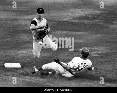 5. August 1969 - Cincinnati, Ohio, USA - einer der Major League Baseball versierter und umstrittene Spieler bekam PETE ROSE den Spitznamen "Charlie Hustle" früh in seiner beruflichen Laufbahn als Spieler bei den Cincinnati Reds. Während seine 24-jährige Hauptliga-Karriere, die er spielen würde schaffen fünf verschiedene Feldpositionen für drei verschiedene Teams, den Rekord für die meisten c Stockfoto