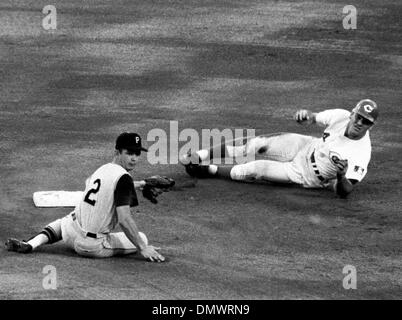 5. August 1969 - Cincinnati, Ohio, USA - einer der Major League Baseball versierter und umstrittene Spieler bekam PETE ROSE den Spitznamen "Charlie Hustle" früh in seiner beruflichen Laufbahn als Spieler bei den Cincinnati Reds. Während seine 24-jährige Hauptliga-Karriere, die er spielen würde schaffen fünf verschiedene Feldpositionen für drei verschiedene Teams, den Rekord für die meisten c Stockfoto