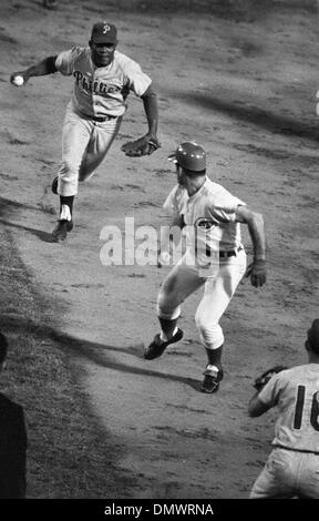 5. August 1969 - Cincinnati, Ohio, USA - einer der Major League Baseball versierter und umstrittene Spieler bekam PETE ROSE den Spitznamen "Charlie Hustle" früh in seiner beruflichen Laufbahn als Spieler bei den Cincinnati Reds. Während seine 24-jährige Hauptliga-Karriere, die er spielen würde schaffen fünf verschiedene Feldpositionen für drei verschiedene Teams, den Rekord für die meisten c Stockfoto