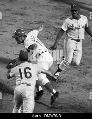 5. August 1969 - Cincinnati, Ohio, USA - einer der Major League Baseball versierter und umstrittene Spieler bekam PETE ROSE den Spitznamen "Charlie Hustle" früh in seiner beruflichen Laufbahn als Spieler bei den Cincinnati Reds. Während seine 24-jährige Hauptliga-Karriere, die er spielen würde schaffen fünf verschiedene Feldpositionen für drei verschiedene Teams, den Rekord für die meisten c Stockfoto