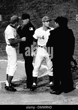 5. August 1969 - Cincinnati, Ohio, USA - einer der Major League Baseball versierter und umstrittene Spieler bekam PETE ROSE den Spitznamen "Charlie Hustle" früh in seiner beruflichen Laufbahn als Spieler bei den Cincinnati Reds. Während seine 24-jährige Hauptliga-Karriere, die er spielen würde schaffen fünf verschiedene Feldpositionen für drei verschiedene Teams, den Rekord für die meisten c Stockfoto