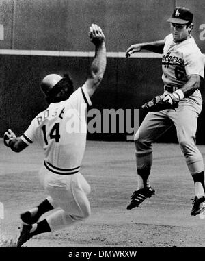 5. August 1970 - Cincinnati, Ohio, USA - PETE ROSE (#14) wurde den Spitznamen "Charlie Hustle" früh in seiner beruflichen Laufbahn als Spieler bei den Cincinnati Reds gegeben. Während seiner 24 Jahre Major-League-Karriere, die er spielen würde fünf verschiedene Feldpositionen für drei verschiedene Teams schaffen den Rekord für die meisten Karriere-Treffer, [4256] und spielte in mehr Spiele, [3562], als jede andere Stockfoto