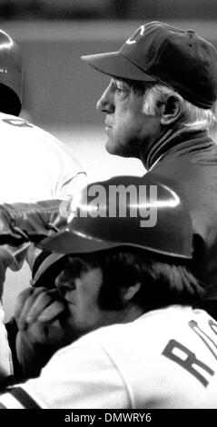 5. August 1970 - wurde Cincinnati, Ohio, USA - PETE ROSE (Nr. 14), hier mit Manager SPARKY ANDERSON, den Spitznamen "Charlie Hustle" früh in seiner beruflichen Laufbahn als Spieler bei den Cincinnati Reds gegeben. Während seine 24-jährige Hauptliga-Karriere, die er spielen würde fünf verschiedene Feldpositionen für drei verschiedene Teams schaffen den Rekord für die meisten Karriere-Treffer, [4256] und spielte in Stockfoto