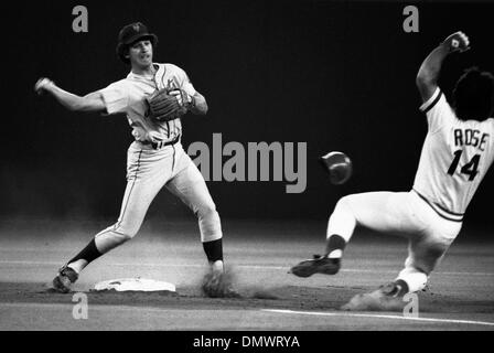 5. August 1970 - Cincinnati, Ohio, USA - PETE ROSE (#14) wurde den Spitznamen "Charlie Hustle" früh in seiner beruflichen Laufbahn als Spieler bei den Cincinnati Reds gegeben. Während seiner 24 Jahre Major-League-Karriere, die er spielen würde fünf verschiedene Feldpositionen für drei verschiedene Teams schaffen den Rekord für die meisten Karriere-Treffer, [4256] und spielte in mehr Spiele, [3562], als jede andere Stockfoto