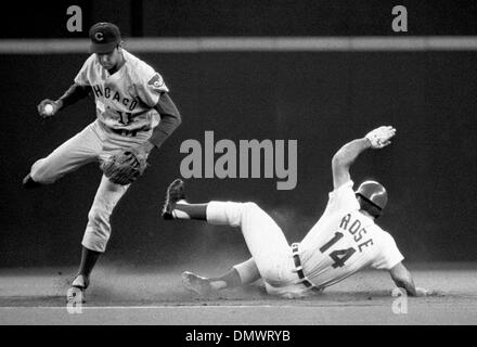 5. August 1970 - Cincinnati, Ohio, USA - PETE ROSE (#14) wurde den Spitznamen "Charlie Hustle" früh in seiner beruflichen Laufbahn als Spieler bei den Cincinnati Reds gegeben. Während seiner 24 Jahre Major-League-Karriere, die er spielen würde fünf verschiedene Feldpositionen für drei verschiedene Teams schaffen den Rekord für die meisten Karriere-Treffer, [4256] und spielte in mehr Spiele, [3562], als jede andere Stockfoto