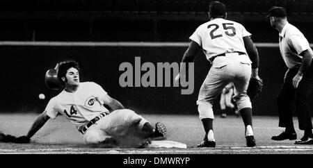 5. August 1970 - Cincinnati, Ohio, USA - PETE ROSE (R) hier mit Teamkollege JOHNNY BENCH, den Spitznamen "Charlie Hustle" früh in seiner beruflichen Laufbahn als Spieler bei den Cincinnati Reds erhielt. Während seine 24-jährige Hauptliga-Karriere, die er spielen würde fünf verschiedene Feldpositionen für drei verschiedene Teams schaffen den Rekord für die meisten Karriere-Treffer, [4256] und spielte in mor Stockfoto