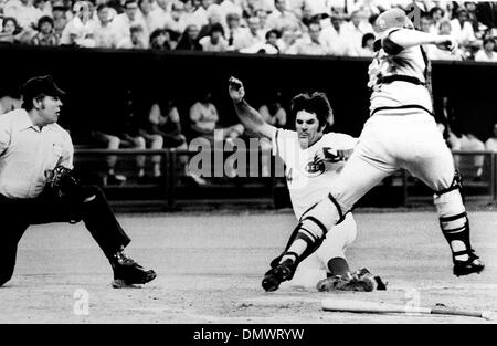 5. August 1970 - Cincinnati, Ohio, USA - PETE ROSE (R) den Spitznamen "Charlie Hustle" früh in seiner beruflichen Laufbahn als Spieler bei den Cincinnati Reds erhielt. Während seiner 24 Jahre Major-League-Karriere, die er spielen würde fünf verschiedene Feldpositionen für drei verschiedene Teams schaffen den Rekord für die meisten Karriere-Treffer, [4256] und spielte in mehr Spiele, [3562], als jede andere pl Stockfoto