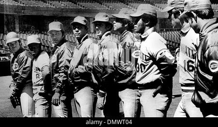 5. August 1970 - wurde Cincinnati, Ohio, USA - PETE ROSE (L) mit der Mannschaft von der Big Red Machine, hier gezeigt den Spitznamen "Charlie Hustle" früh in seiner beruflichen Laufbahn als Spieler bei den Cincinnati Reds gegeben. Während seine 24-jährige Hauptliga-Karriere, die er spielen würde schaffen fünf verschiedene Feldpositionen für drei verschiedene Teams, den Rekord für die meisten Karriere-Treffer, [4256] Stockfoto