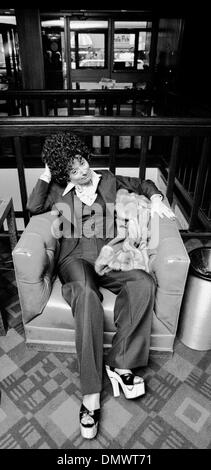 1. Oktober 1976 - New York, New York, USA - 1976 World Series: KAROLYN ROSE, Ehefrau von Pete Rose wartet darauf, dass ihr Mann in einer Hotel-Lobby. Im Bild: Datei Foto Oktober 1976. Genaue Datum unbekannt. (Kredit-Bild: © Ken Stewart/ZUMA Press) Stockfoto