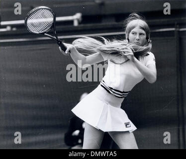 30. Juni 1980 - London, England, Vereinigtes Königreich - ANDREA JAEGER in Aktion gegen Großbritanniens Virginia Wade in Wimbledon. Sie würde fortfahren, Wade zu schlagen und die jüngste Viertelfinalist / in der Geschichte des Turniers zu werden. (Kredit-Bild: © KEYSTONE Pictures/ZUMAPRESS.com) Stockfoto