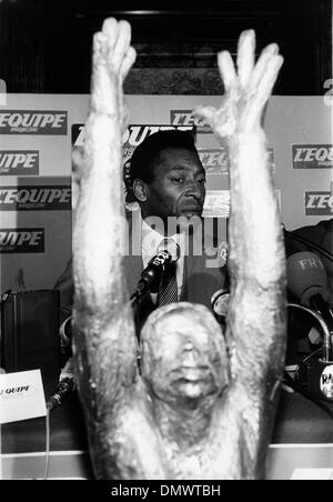 25. Mai 1981 - Paris, Frankreich - brasilianische Fußballer EDSON NASCIMENTO "PELE" auf einer Pressekonferenz im Grand Parisian Hotel. Vor ihm steht eine Statue von sich selbst. (Kredit-Bild: © KEYSTONE Bilder USA/ZUMAPRESS.com) Stockfoto