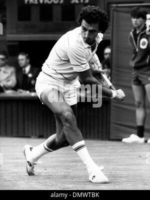 26. Juni 1981 - ist London, England, UK - JOSE LUIS CLERC (Foto) ein argentinischer Tennisspieler. Er begann im Jahr 1977 professionell zu spielen, gewann 25 Association of Tennis Professionals (ATP), im Jahr 1988 in den Ruhestand. Bild: JOSE LUIS CLERC gegen John Lloyd in Wimbledon zu spielen.  (Kredit-Bild: © KEYSTONE USA Bilder) Stockfoto