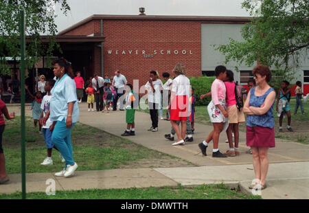 7. Mai 1993 - lassen West Memphis, AR, USA - 7. Mai 1993 - Kinder am Freitag elementare Weaver am Ende der Schule. Einige wurden von ihren Eltern begleitet, aber die Schulleiter sagte, dass ihre Kinder nicht mehr Eltern als üblich abgeholt. Die Leichen von Weaver, die zweite Klasse Steve Branch, Christopher Byers und Michael Moore in einem nahe gelegenen Waldstück entdeckt wurden die bisherigen Stockfoto