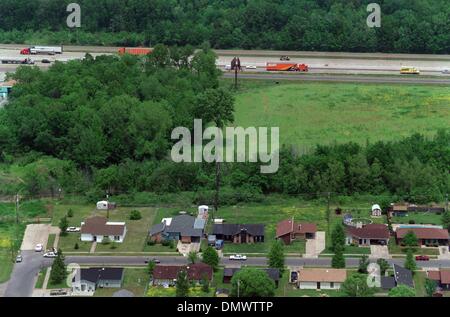 7. Mai 1993 - zeigt West Memphis, AR, USA - 7. Mai 1993 - Blick über eine Westmemphis Nachbarschaft wo drei Schüler gefunden wurden getötet, in der waldreichen Umgebung Links nördlich von W.E Catt Straße (unten). McAuley Drive West ist auf der linken Seite; Interstate 40-55 ist oben. Weaver-Grundschule zweite Klasse Steve Branch, Christopher Byers und Michael Moore verschwand Mittwochabend Whil Stockfoto