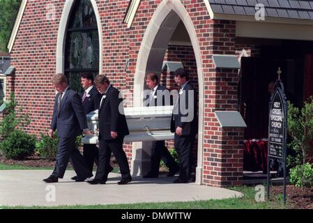 11. Mai 1993 - wurden West Memphis, AR, USA - 11. Mai 1993 - Trauergottesdienste für Michael Moore am Heiligen Kreuz Episcopal Church in Westmemphis, Arkansas gehalten. Etwa 200 Trauergäste gefüllt die kleine Kirche, einschließlich Lehrer, rund zwei Dutzend Kinder und Familienmitglieder. Michael, der Sohn von Todd und Dana Moore, begraben im Crittenden Memorial Park in Marion, Arche West Memphis war Trauer C Stockfoto