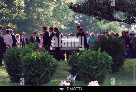 11. Mai 1993 - Marion, AR, USA - 11. Mai 1983 Ð den Körper des James Michael Moore, seine letzte Ruhestätte im Crittenden Memorial Park westlich von Marion am Dienstagnachmittag erfolgt. West Memphis war Trauer, Christopher Mark Byers, Steve Edward Branch und Moore - die drei Jungs, die gebunden waren und einige Zeit, nachdem sie am Abend des 5. Mai zusammen zuletzt gesehen wurden getötet. Byers war Stockfoto