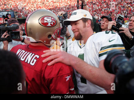 3. Januar 1998; San Francisco, CA, USA; Green Bay QB Brett Favre Congratlates San Franciscos Steve Young nach die 49ers schlagen die Packers 30-27 während des NFC Wild Card Game Samstag, 3. Januar 1998 bei 3Com Park, San Francisco, Kalifornien. Stockfoto