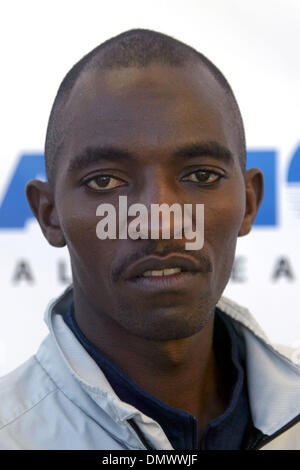 4. März 2001; West Palm Beach, FL, USA;  Der Marathon der Palmenstrände war Sonntag statt. SAMUEL NDEREBA den ersten Platz in der Männer Halbmarathon. Stockfoto