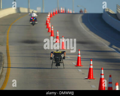 4. März 2001; West Palm Beach, FL, USA; In der 2. jährliche Marathon der Palmenstrände voran, ist ein Rollstuhl Racer das erste zu machen, um die Brücke in der Nähe von Hafen von Palm Beach. Stockfoto