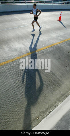 4. März 2001; West Palm Beach, FL, USA; Ein männlicher Läufer macht seinen Weg über die Brücke in der Nähe von Hafen von Palm Beach. Stockfoto