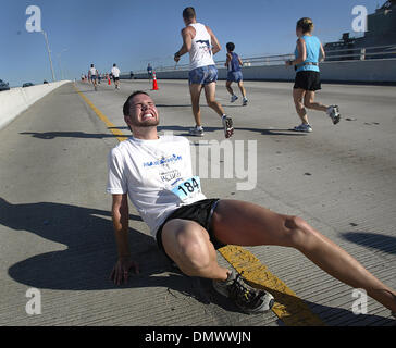 4. März 2001; West Palm Beach, FL, USA; Ein Läufer Leiden einen Krampf in seinem Muskelfaserriss fällt auf Boden auf Brücke in der Nähe von Hafen von Palm Beach. Stockfoto