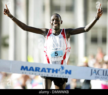 4. März 2001; West Palm Beach, FL, USA; Simon Sawe, 31, von Kenia gewinnt den Palm Beach Marathon in einer Zeit von 02:18:31. Stockfoto