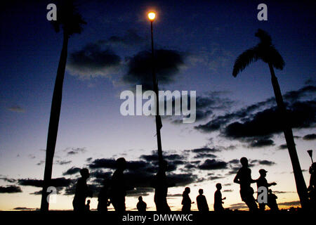 4. März 2001; West Palm Beach, FL, USA; Der Beginn der 2. jährliche Marathon der Palmenstrände in West Palm Beach Sonntag. Stockfoto