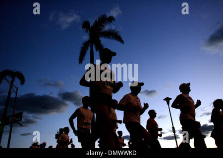 4. März 2001; West Palm Beach, FL, USA; Der Beginn der 2. jährliche Marathon der Palmenstrände in West Palm Beach Sonntag. Stockfoto