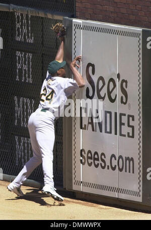 15. Juni 2001; San Francisco, CA, USA; Jermaine Dye ist nicht Lust auf Schokolade, er stürzt in die Wand ein Jeff Kent im 5. Inning Doppel von der Wand des rechten Feld zu jagen. Die Riesen fuhr fort, einen 6-2 Sieg über Oakland A am Pacific Bell Park auf Samstag, 15. Juni 2002 in San Francisco, Kalifornien ist. Stockfoto