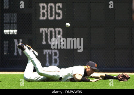 26. Juni 2001; San Francisco, CA, USA; Tsuyoshi Shinjo Tauchgang für D'Angelo Jimenez' 3-Run Doppel kam kurz im 5. Inning am Pacific Bell Park Mittwoch, 26. Juni 2002. Die Riesen kam zurück, um die Padres 7-6 in 12 Innings zu besiegen. ( Stockfoto