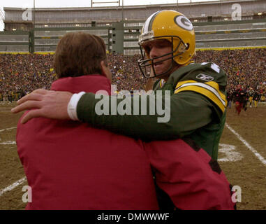 13. Januar 2002; Green Bay, WI, USA; Green Bay Packers quarterback Brett Favre und 49ers head Trainer Steve Mariucci Umarmung nach den Packers die 49ers 25-15 am Lambeau Field in Green Bay, Wisconsin Sonntag Januar besiegten 13,2002. Stockfoto