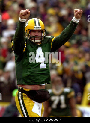13. Januar 2002; Green Bay, WI, USA; Green Bay Packers Quarterback Brett Favre feiert Ahman Green 9 Yard-Touchdown im 4. Quartal ihres Spiels in Lambeau Field in Green Bay, Wisconsin Sonntag Januar 13,2002. Die Packers gewannen 25-15. Stockfoto