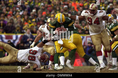 13. Januar 2002; Green Bay, WI, USA; Green Bay Packers Quarterback Brett Favre ist auf 35 Hofeingang Leine für einen Verlust von 7 Hof von 49ers Julian Peterson im 4. Quartal ihre Spiel Sonntag Januar 13,2002 in Lambeau Field, Green Bay, Wisconsin entlassen. Die Packers gewannen 25-15. Stockfoto