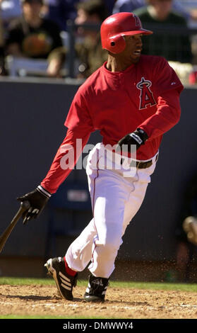 3. März 2002; Tempe, AZ, USA; California Angels Nathan Haynes, Vallejo California folgen den Flug von seinen Ball in ihr Spiel mit den Oakland Athletic Tempe Diablo Stadium Sonntag März 3,2002. Stockfoto