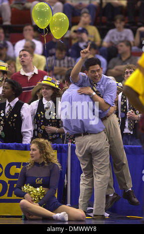 7. März 2002; Los Angeles, Kalifornien, USA; Cal Bears schreien Staats-und Regierungschefs, die James Koh (#1-Signale) von Chad Smith angehoben wird, wie Cal die Führung in der zweiten Hälfte während ihrer Erstrunden-Spiel des NCAA Tournament auf Freitag, 15. März 2002 in der Mellon Arena in Pittsburgh, PA übernimmt. Cal schlagen Pennsylvania 82-75. Stockfoto