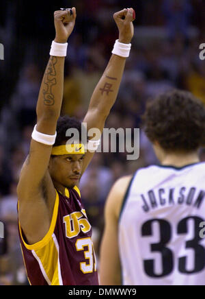 8. März 2002; Los Angeles, PA, USA; USC Trojans Jerry Dupree, #31, hebt seinen Arm in der Feier als Oregon Ducks Luke Jackson, #33, Spaziergänge außerhalb des Platzes nach verlieren ihr Spiel auf Freitag, 8. März 2002 während der Pac-10-Turnier im Staples Center in Los Angeles, Kalifornien USC Oregon 89-78 schlagen. Stockfoto