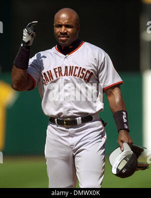 30. März 2002; Oakland, Kalifornien, USA; San Francisco Giants Barry Bonds, #25, bittet um seine Sonnenbrille während ihrer Ausstellung Spiel gegen der Oakland As am Samstag, 30. März 2002 an Network Associates Coliseum in Oakland, Kalifornien Stockfoto