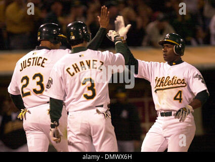 12. Januar 2002; Oakland, Kalifornien, USA; Mitglieder der Streitkräfte und der Polizei halten die amerikanische Flagge für Presnetation auf dem Feld vor dem Start von den Oakland Raiders und die New York Jets NFL Wildcard Playoff-Spiel an Network Associates Coliseum in Oakland, Kalifornien am Samstag, 12. Januar 2002. Stockfoto