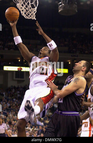 10. April 2002; Oakland, Kalifornien, USA; Golden State Warriors Danny Fortson, #21, verwaltet, vorbei an Sacramento Kings Vlade Divac, #21, im ersten Quartal ihres Spiels auf Mittwoch, 10. April 2002 an der Oakland Arena in Oakland, Kalifornien zu schießen Stockfoto