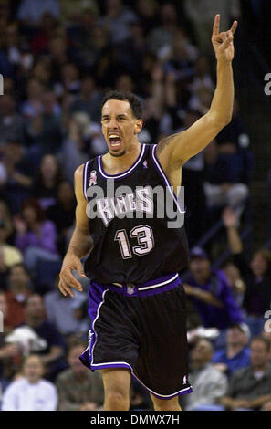 10. April 2002; Oakland, Kalifornien, USA; Sacramento Kings Doug Christie, #13, feiert nach der Kollision mit einem drei Zeiger gegen die Golden State Warriors im ersten Quartal ihres Spiels auf Mittwoch, 10. April 2002 an der Oakland Arena in Oakland, Kalifornien Stockfoto